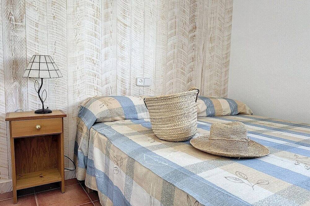 Apartamento entero, Dos dormitorios, terraza y a/c en Fornells in Fornells, Es Mercadal