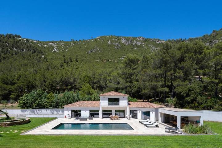 Villa with heated swimming pool, spa, gym and cinema in Cuges-les-Pins, Marseille und Umgebung