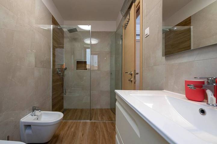 Lovely home in Kavran with private swimming pool, can be inside or outside in Marčana, Südküste Istrien