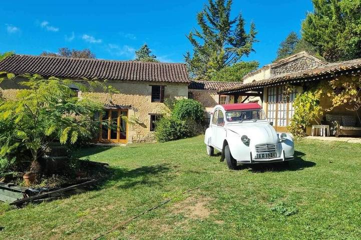 Location de vacances pour 8 personnes, avec piscine ainsi que jardin et terrasse à Saint-Marcel-du-Périgord