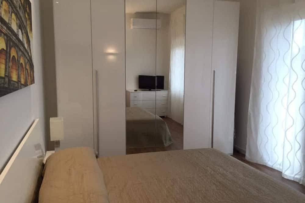Entire apartment, Domus Gioconda 2 Holiday Home (int. B) in Ostia, Rome