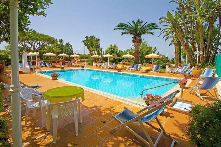 Hotel für 2 Personen, mit Balkon und Pool sowie Garten in Panza