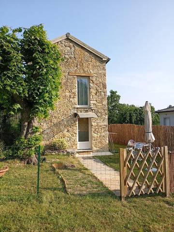 Location de vacances pour 2 personnes, avec vue ainsi que jardin et terrasse à Santo-Pietro-di-Venaco