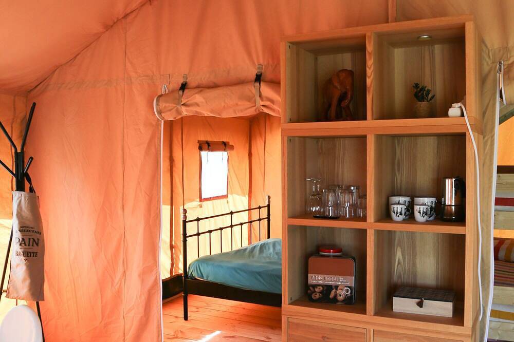 Lodge Tent Prestige, swimmingpool and near all attractions of Dordogne in Jayac, Périgord Noir
