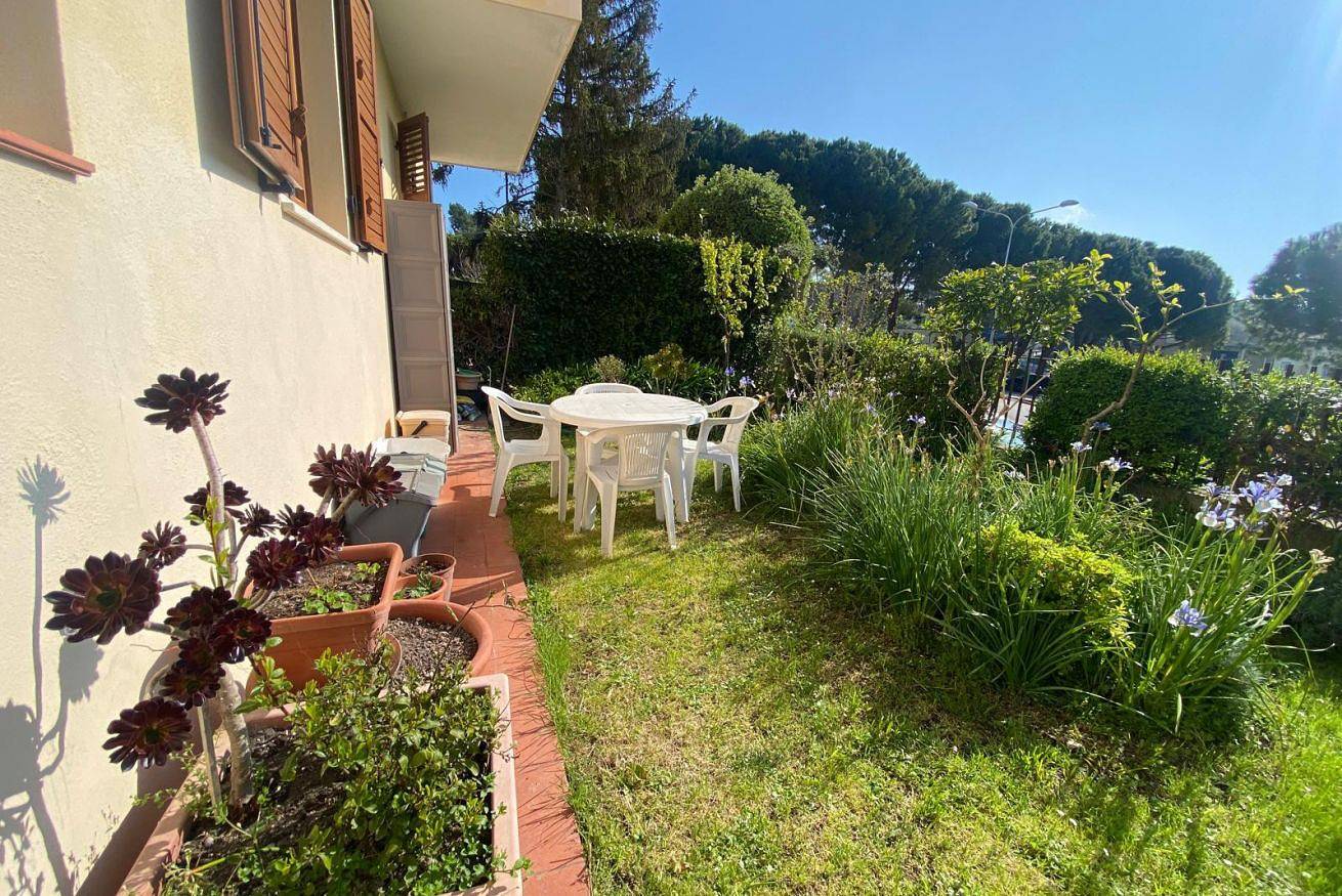 Apartamento entero, N296 – Numana, three-room apartment with garden and parking space in Sirolo, Riviera del Conero