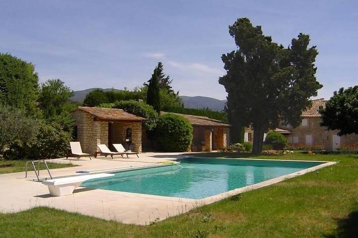 Gîte pour 12 personnes, avec terrasse ainsi que jardin et jacuzzi à Puyvert