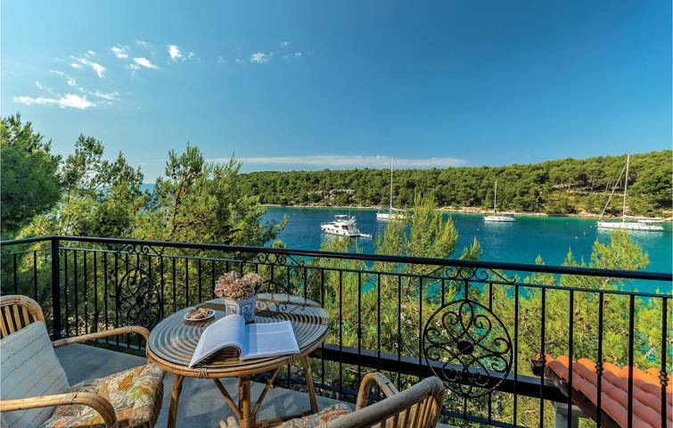 Charmantes Apartment, 2 km vom Strand entfernt: Gemütliches Apartment mit Pool und Terrasse in Milna, Brac