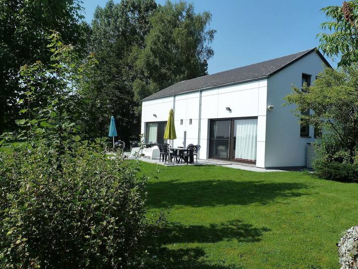 Location de vacances pour 4 personnes, avec vue sur le lac et jardin à Butgenbach
