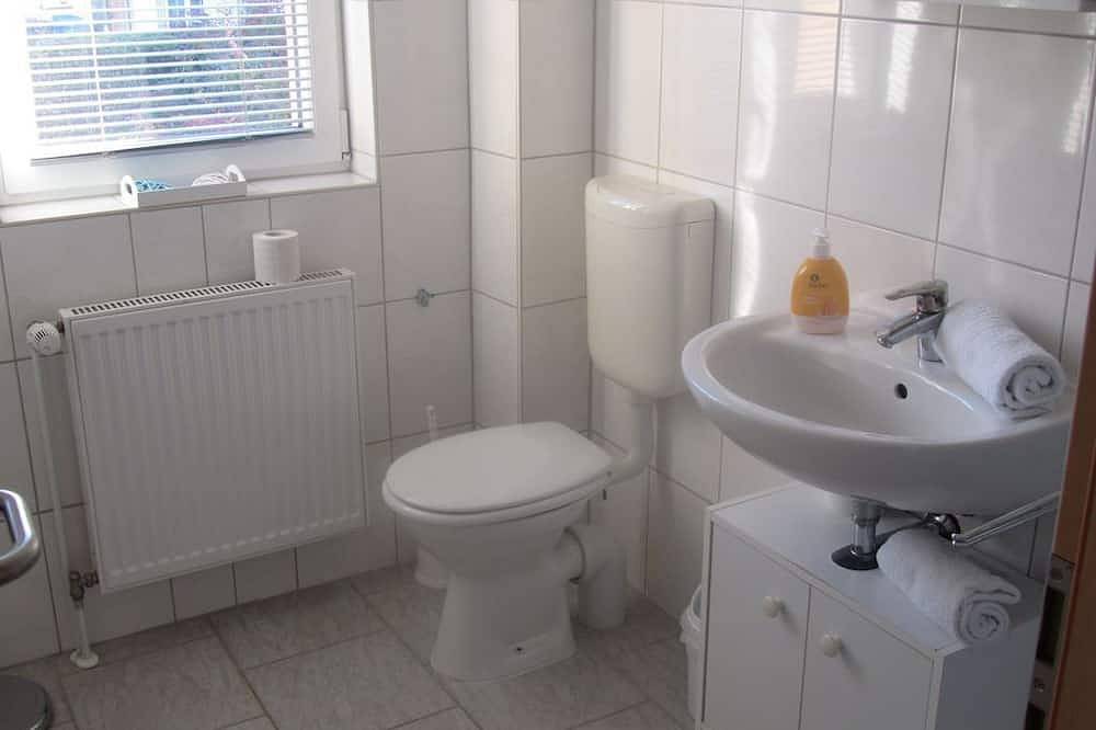 Ganze Wohnung, Kinderfreundliche Ferienwohnung mit Terasse, 800m bis zum Strand in Groß Schwansee, Kalkhorst