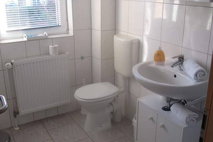 Ganze Wohnung, Kinderfreundliche Ferienwohnung mit Terasse, 800m bis zum Strand in Groß Schwansee, Kalkhorst