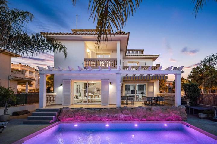 Ferienhaus für 9 Personen, mit Balkon und Whirlpool sowie Terrasse und Garten in Playa de Palma