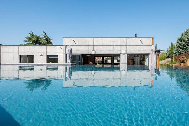 Location de vacances pour 6 personnes, avec terrasse ainsi que jardin et piscine à Saint-Romain-au-Mont-d'Or