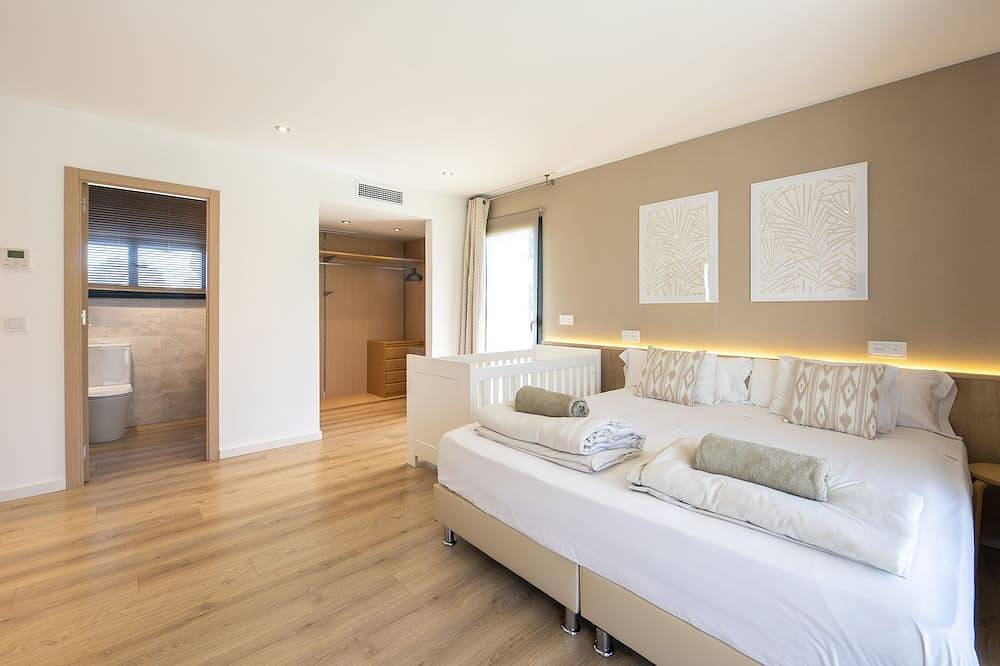 Modern 6 Suites-Villa Close To The Beach. Big Pool&Garden And Play Area in Santa Ponça, Calvià