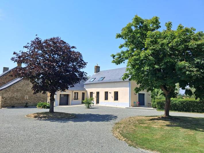 Location de vacances pour 11 personnes, avec Terrasse et Jardin ainsi que Vue sur le lac et Vue dans Parennes