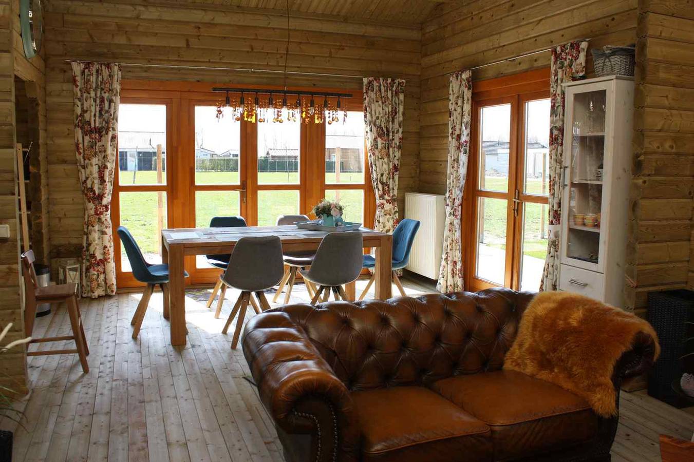 Gemütliches kinderfreundliches Blockhaus mit umzäuntem Garten in Sint-Annaland, Niederländische Nordsee