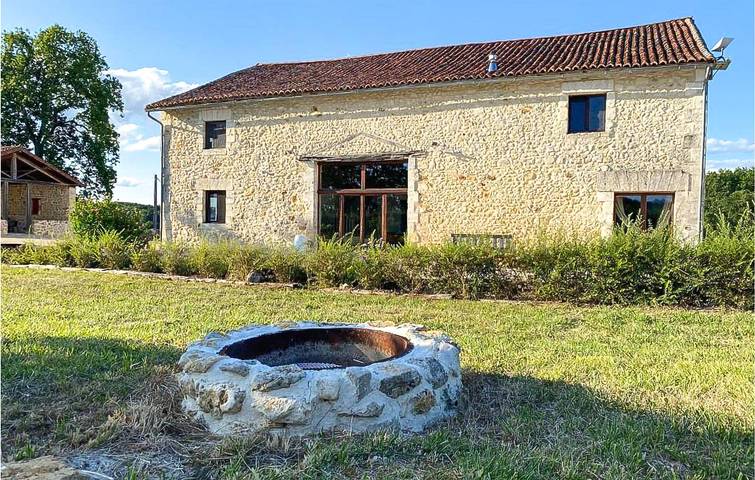 Location de vacances pour 12 personnes, avec piscine et terrasse à Lussas-et-Nontronneau