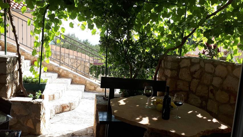 Apartament wakacyjny dla 2 osób, z balkon/ taras, zwierzęta dozwolone w Hvar (wyspa)