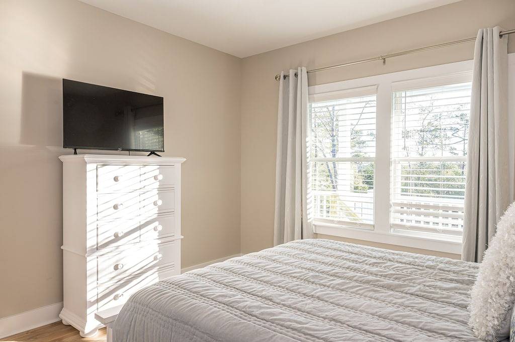 Private Dock on the canal, and 3 min. drive to the beach. Beautiful Views! in Oak Island (NC), Brunswick County