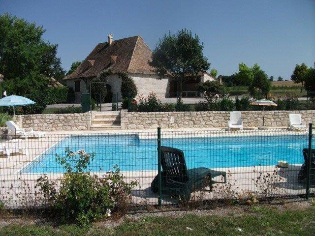 Gîte pour 10 personnes, avec jardin et piscine à Cavarc