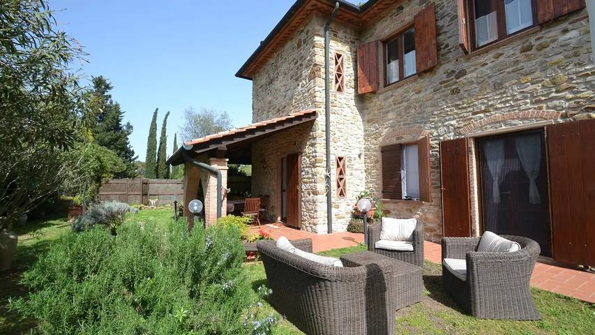 Villa per 10 persone, con terrazza e piscina nonché giardino a Suvereto