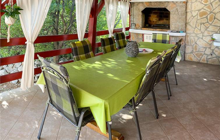Gemütliche 119 m² große Wohnung mit Pool, WLAN und Parkplatz, 2,5 km vom Strand entfernt in Jablanac, Naturpark Velebit
