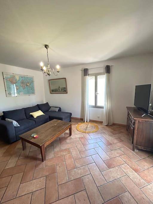 Gîte pour 4 personnes, avec vue et terrasse dans Le Sambuc - 2