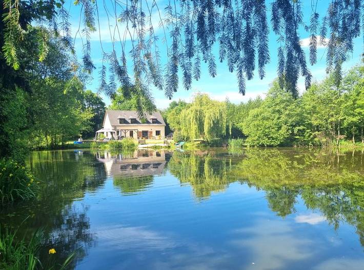 Location de vacances pour 10 personnes, avec Jacuzzi et Terrasse ainsi que Piscine et Vue sur le lac à Ruillé-le-Gravelais