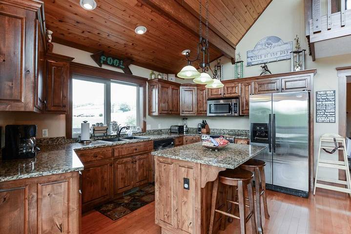 Log cabin for 12 people in Table Rock Lake