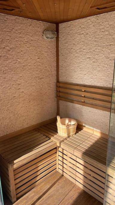 Gîte pour 4 personnes, avec piscine et sauna ainsi que jacuzzi et jardin à Saint-Pierre-de-Bailleul