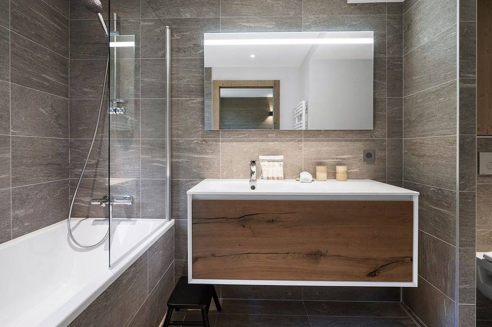 Entire apartment, Modern apartment in Courchevel, ski-in/ski-out, 6 adults and 2 children, parking included in Saint-Bon-Tarentaise, Les Trois Vallées
