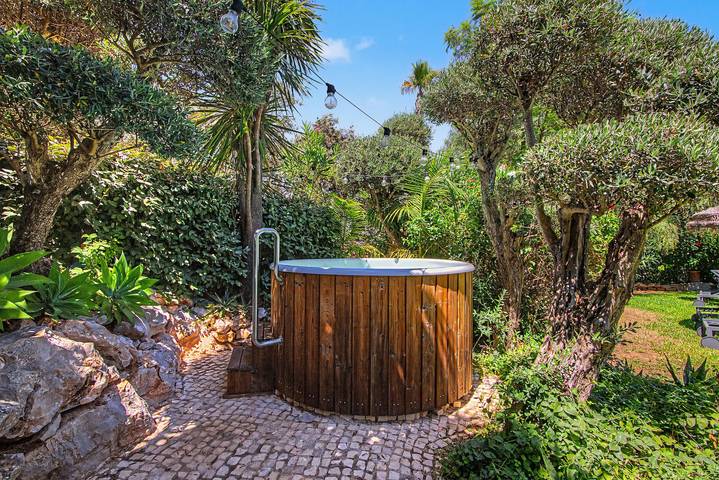 Casa Ferrobo - Samantha: Casa Vacanze con Piscina, Wi-Fi e Aria Condizionata in Condivisione in Distretto di Faro