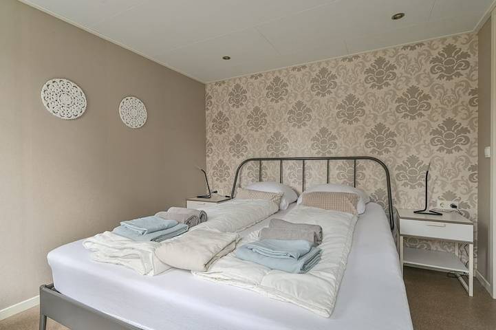 Spacious luxury 4 person Chalet in the middle of the Veluwe in Veluwe