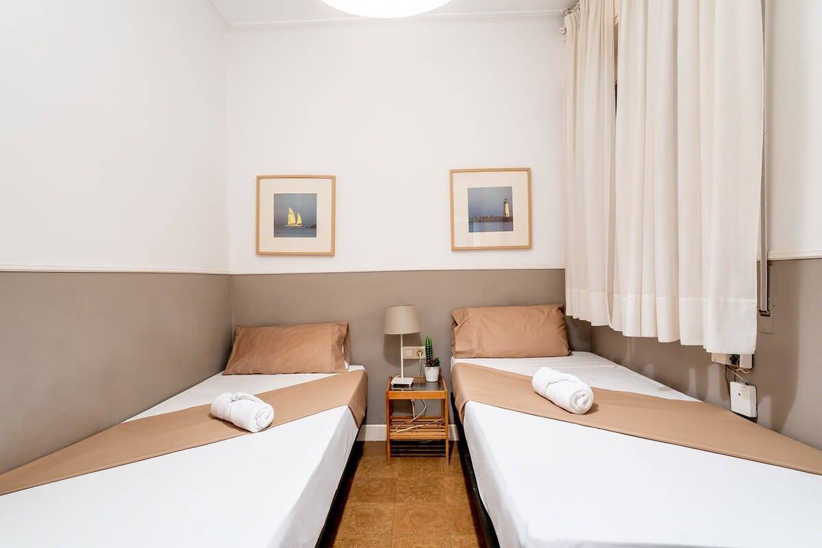 Entire apartment, Sants Estacio - Modern and comfy 4Bd for 8 guests in Barcelona Centre, Barcelona