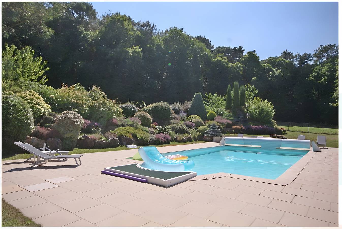 Chambre d’hôtes « Le Pilori - Chambre Bleue » avec terrasses, jardin et piscine partagés  in Saint-Jacut-les-Pins, Région de Vannes