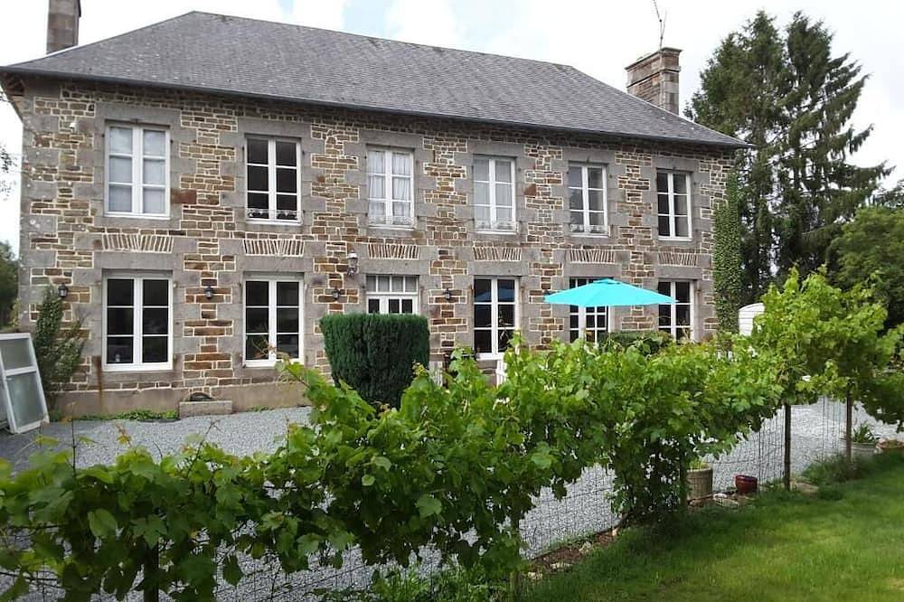 Le château du bonheur(swimming pool, sauna, jacuzzi, massage) in Le Loreur, Coutances y alrededores