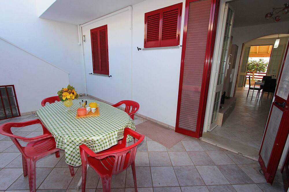 Detached villa with sea view a few meters from the beach in Marina di Pescoluse, Pescoluse
