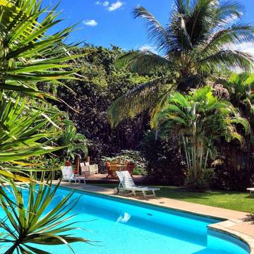 Gîte pour 2 personnes, avec jardin ainsi que vue et piscine à Deshaies