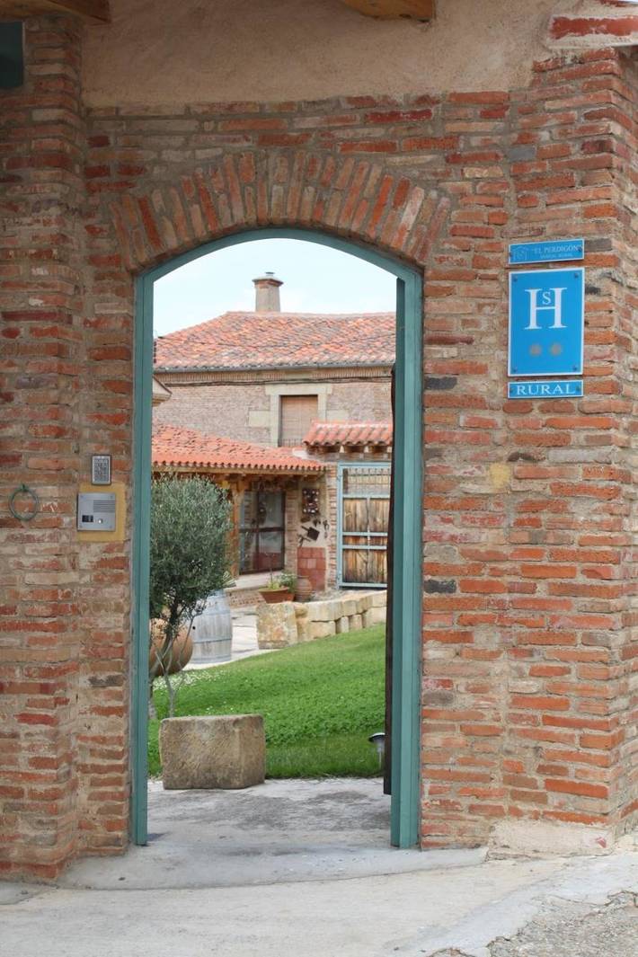 Hotel para 2 personas, con jardín además de terraza y jacuzzi en Castilla y León - 3