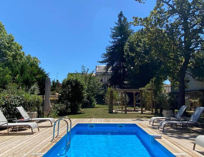 Gîte pour 10 personnes, avec Balcon et Terrasse ainsi que Jardin et Piscine à Sainte-Foy-la-Grande