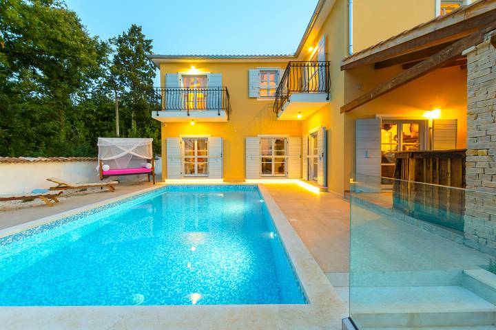 Ferienhaus für 8 Personen, mit Pool und Terrasse, mit Haustier