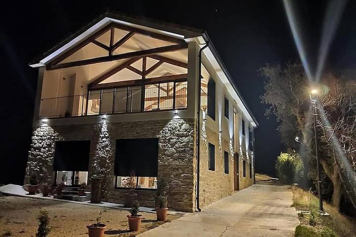 Vacation rental for 11 people, with yard and balcony in Navarra