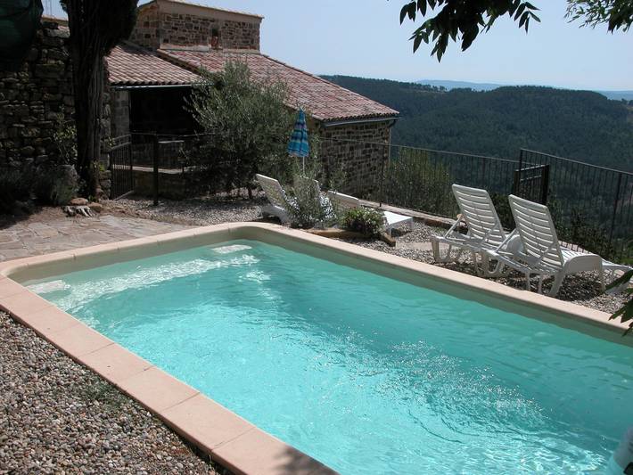 Ferme pour 4 personnes, avec piscine ainsi que vue et terrasse, animaux acceptés en Ardèche