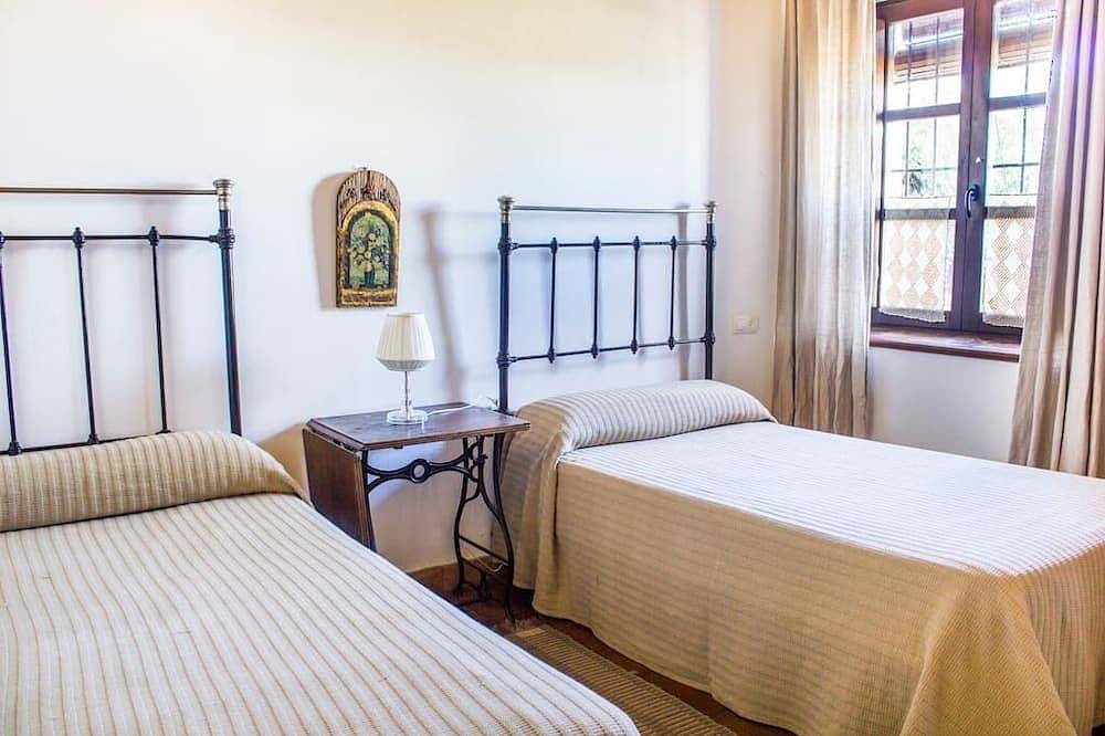 Casa rural con encanto y piscina a 3 km de la ciudad de Granada. Aparcamiento in Churriana de la Vega, Provincia de Granada