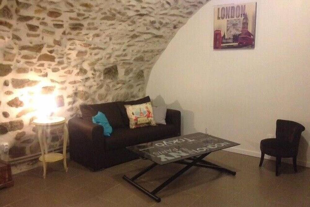 Entire apartment, Studio 30m² cozy between sea and mountains - near Calvi in Calenzana, Calvi region