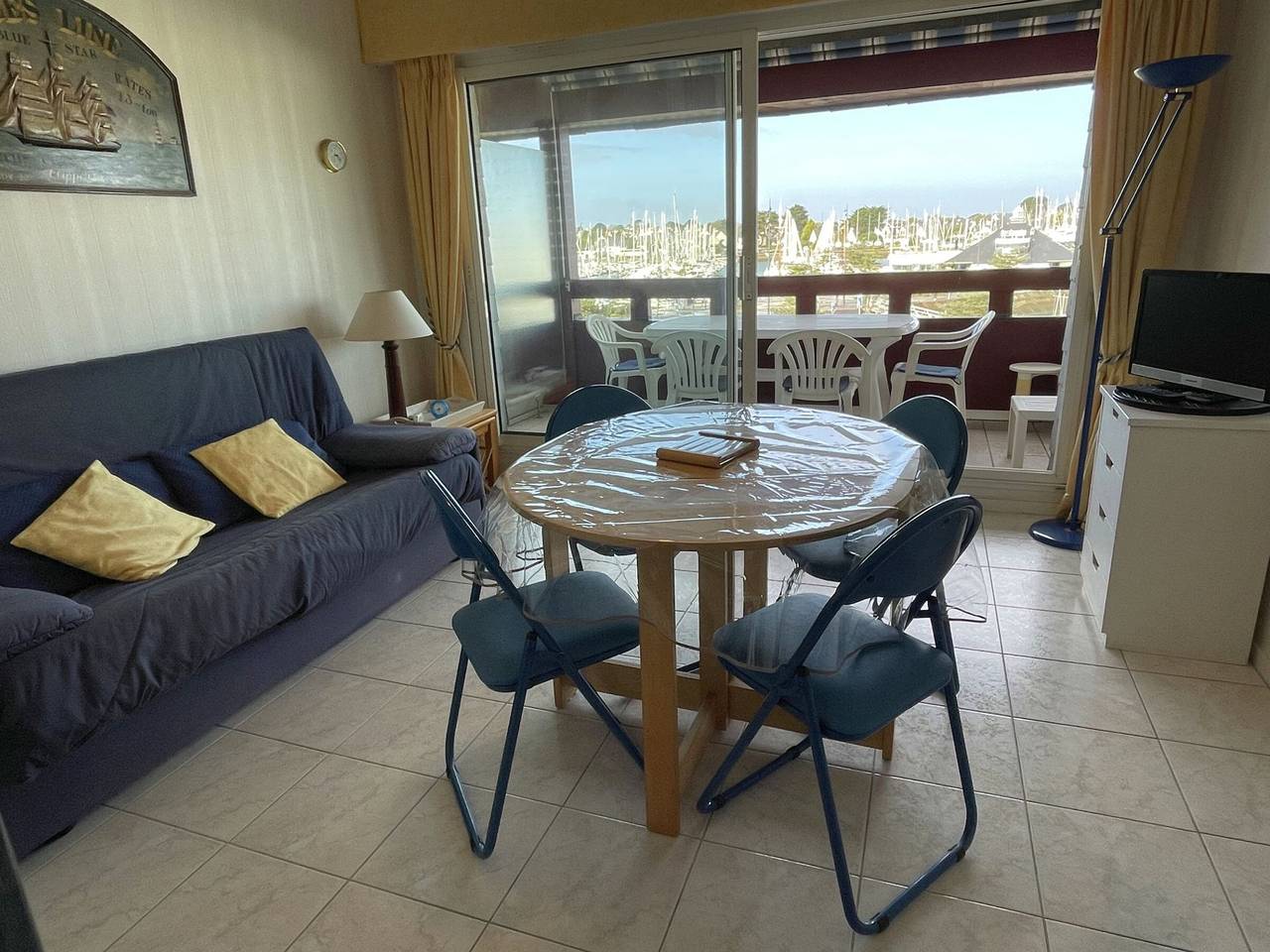 Geheel appartement, Cozy 4-person apartment with terrace, pool and parking in Arzon in Arzon, Côte des Mégalithes