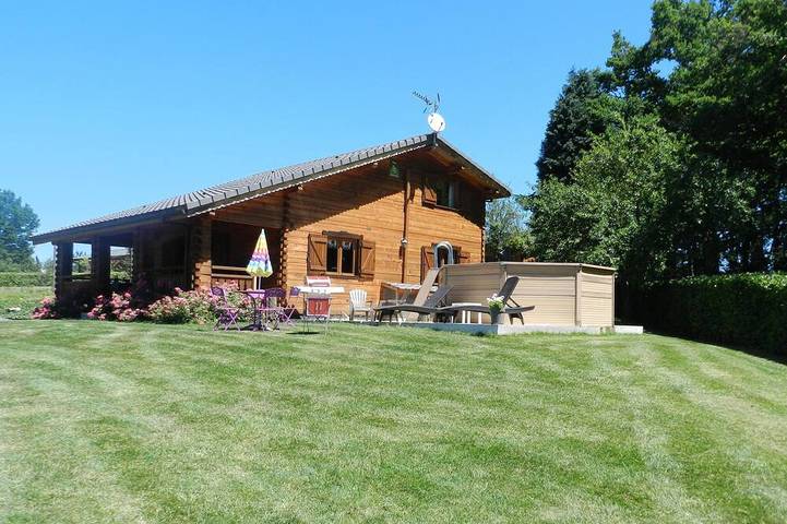 Gîte pour 8 personnes, avec Jacuzzi et Terrasse ainsi que Jardin et Sauna à Saissac