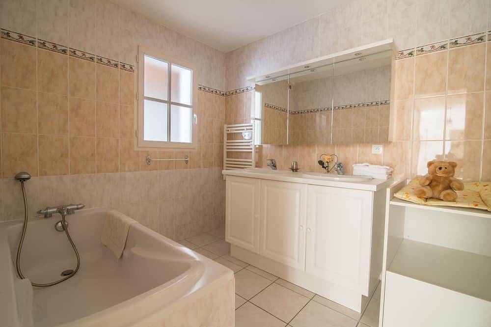 Maison centre du village 4 chambres, 2 salles de bain proche plage de sable in La Flotte, Île de Ré