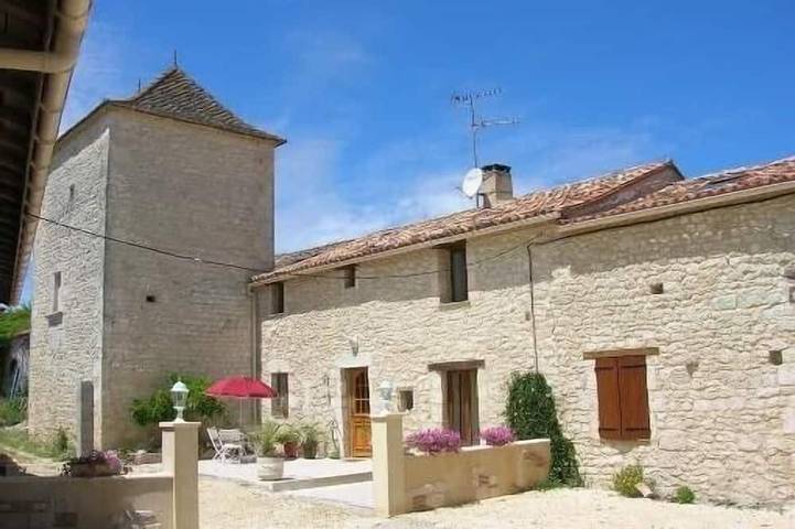 Gîte pour 20 personnes, avec Jacuzzi ainsi que Terrasse et Jardin à Thénac