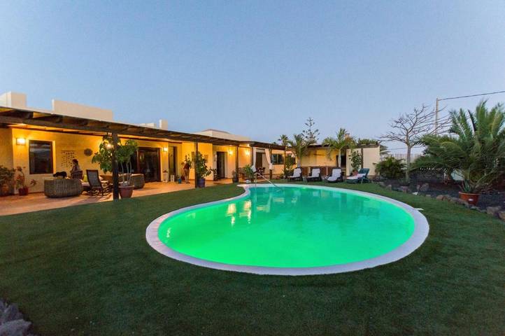 Chalet para 6 personas, con vistas además de piscina y jardín, Se admiten mascotas en Lajares