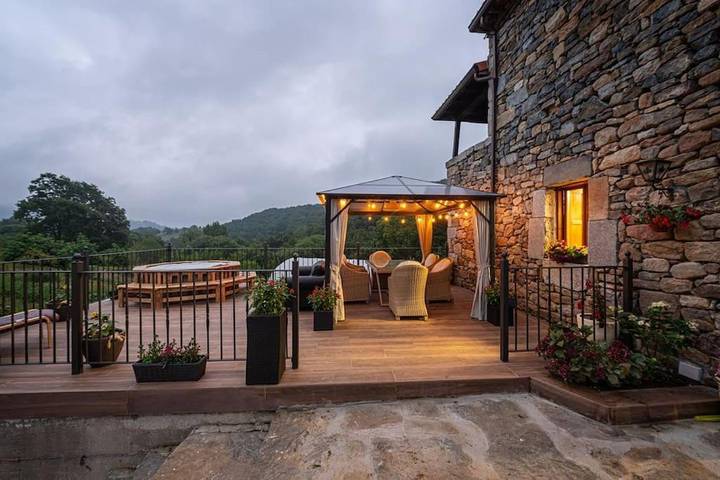 Chalet para 18 personas, con jardín además de vistas y piscina - 1